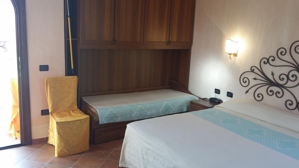 Hotel Ristorante La Tana Di Li Mazzoni Trinità dʼAgultu 외부 사진