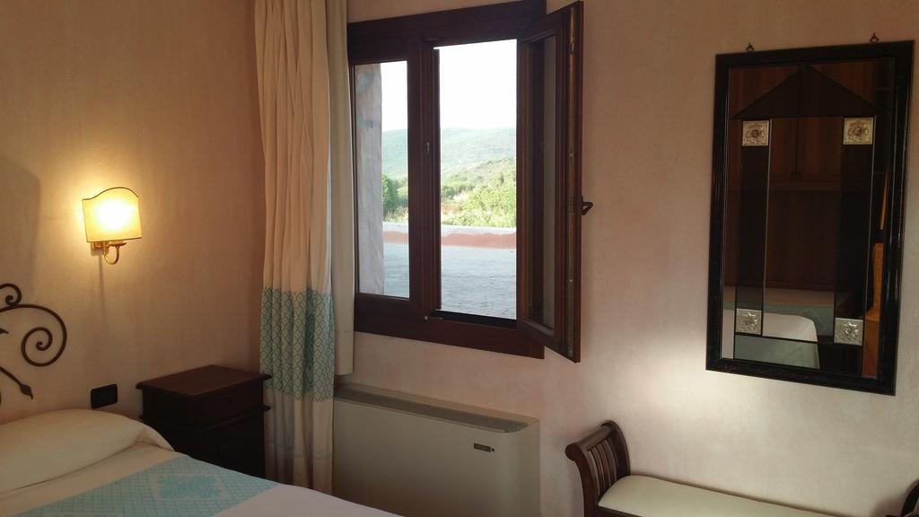 Hotel Ristorante La Tana Di Li Mazzoni Trinità dʼAgultu 객실 사진