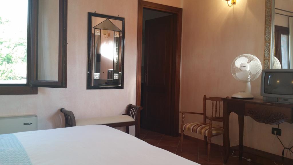 Hotel Ristorante La Tana Di Li Mazzoni Trinità dʼAgultu 외부 사진